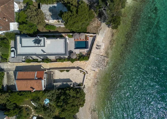 فيلة Pinea Zadarvillas *